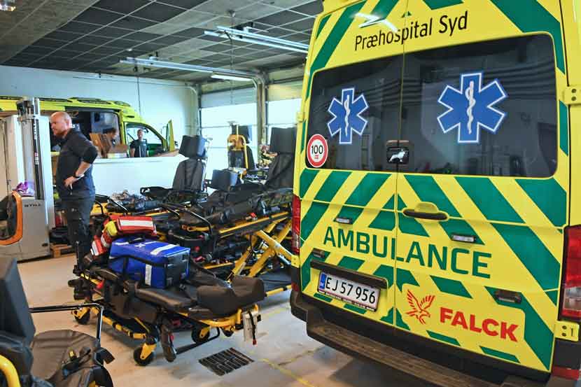 falck ambulance 25 04