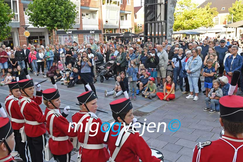 Folk Strømmede Til 