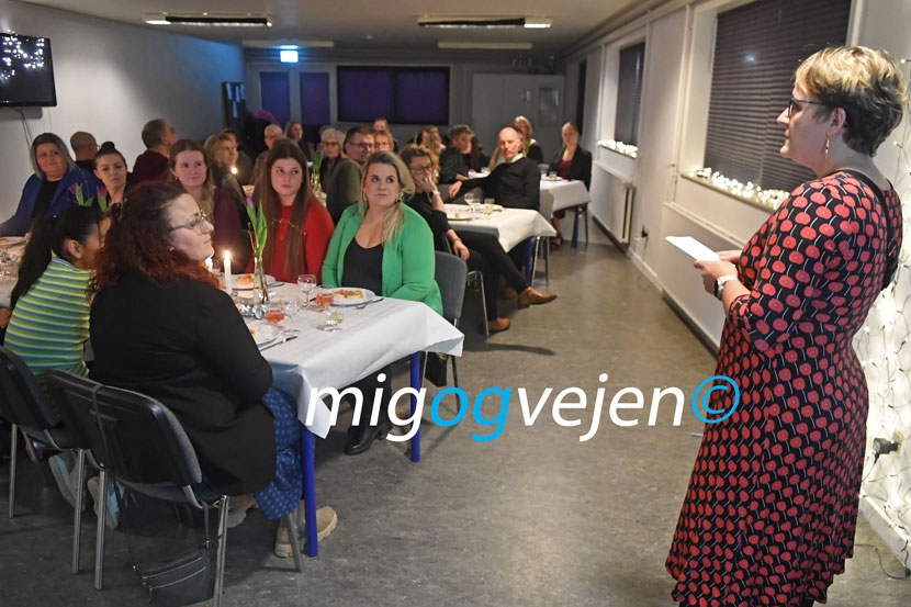 Skål og rød løber