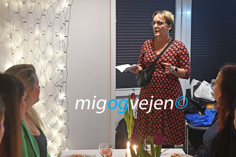 Skål og rød løber