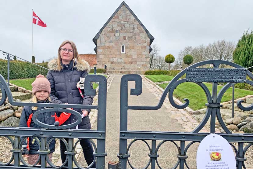 Bogstaveleg efter påskeæg på kirkegården